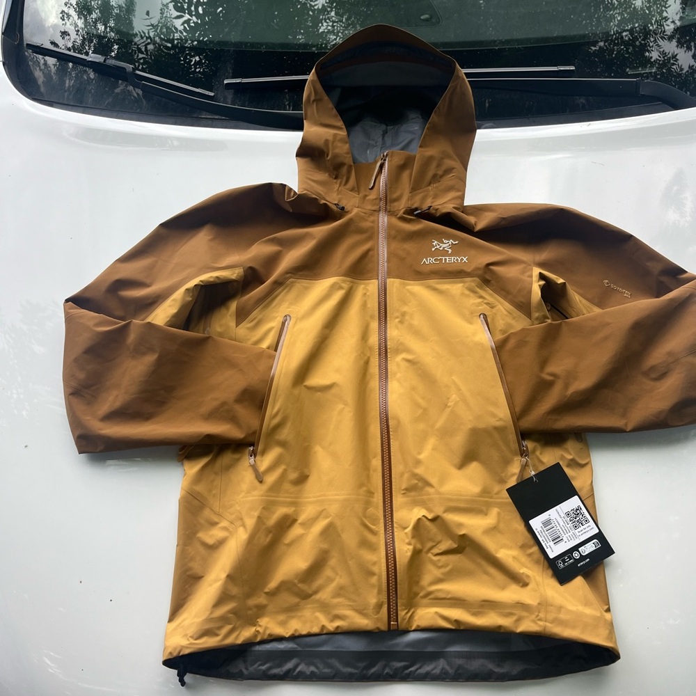 Brand new Arcteryx Beta AR jacket (Men’s medium) Retails for 600$